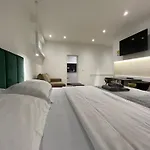 Le Petite Central Studio Apartments